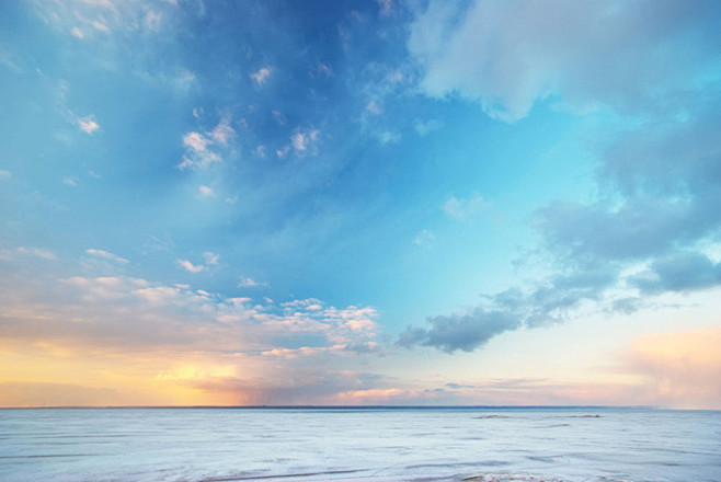 蓝天白云与干净的海面风景高清图片
