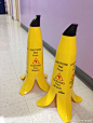 香蕉皮外形的小心地滑警示牌，这个设计太贴切了！http://t.cn/RvNN4Ti
