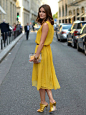 奥利维亚.巴勒莫身穿一件黄色连衣裙很仙很飘逸，黄色凉鞋与连衣裙颜色呼应，简约的搭配就可以穿出优雅的气场~