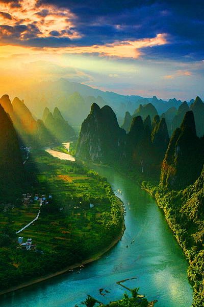 从山上看日出， 中国的桂林 。