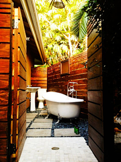 咕咕月青采集到在花园洗澡 20款花园卫生间设计图