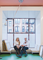 Lawrence Weiner-美国概念艺术大师，在纽约居住了近半个世纪，直到1990年，Lawrence与Alice Weiner购买了他们的第一所房子，这个三层建筑是住宅与工作室混合的多用途空间，不论用材或色彩都充满与众不同的大胆设计，虽然内部装置大量的工业化元素，房子的整体感觉却内敛而舒适。