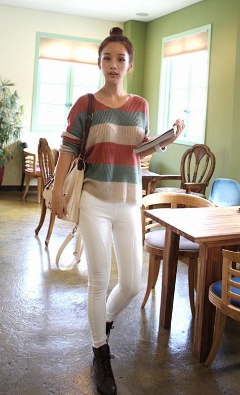 [] 彩虹条纹针织衫+白色铅笔裤，俏皮的...