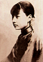 孟小冬（1907—1977），女，北平宛平（今北京）人，梨园世家出身，是早年京剧优秀的女老生。人称“冬皇”的孟小冬。是京剧著名老生余叔岩的弟子，余派的优秀传人之一。她的扮相威武、神气，唱腔端严厚重，坤生略无雌声。孟小冬一生坎坷，1977年在台湾去世。