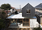 [日本Ishikiri住宅 House in Ishikiri by Tato Architects]Ishikiri 住宅位于日本生驹山(Mount Ikoma)山坡上，是一座三层高的住宅，由Tato Architects工作室设计。Ishikiri 住宅是对一座老宅子的扩建，通过钢结构加建出一个新的体量，将原本分开的体块连接起来。从后面看，Ishikiri 住宅首层由通透的玻璃与钢架组成，上面悬挑出一个坡屋顶小屋的山墙面。由于中间的夹层同为通透的玻璃并且向后退去，所以山墙......