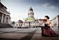 在欧式建筑广场前拉小提琴的欧洲美女 - 素材中国16素材网