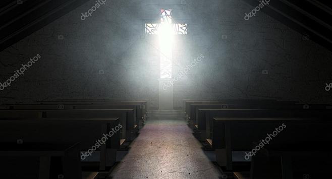 昏暗的老教堂的内部点燃太阳射线穿透玻璃窗...