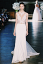 Alon Livné White Bridal Fall 2016｜运用19世纪俄罗斯芭蕾舞的风格，以蕾丝刺绣为主线用轻柔的薄纱让肌肤若隐若现~ 性感又不失典雅