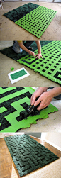 迷宫地毯，MakeProjects上的一个DIY作品，买来一块普通的地毯，设计好迷宫，用胶带打格子，按照图纸切割掉多余胶带，然后剃去空白部分的地毯毛。