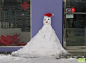 [雪人] 天上雪花飘，我把雪来扫。堆个大雪人，头戴小红帽。安上嘴和眼，雪人对我笑。