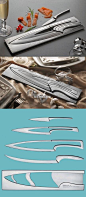 设计师Mia Schmallenbach为法国专业制刀品牌Deglon设计的一组实用的刀具，它们采用耐用的不锈钢制成 ，其中包括削皮刀、雕刻刀、主厨刀、切片刀和不锈钢刀座。在不使用时，它们相互间可以彼此嵌套组合成一个整体而收纳，看起来就像是在同一块不锈钢中巧妙的被分离出来一般。
流畅的线性设计和950美元的售价，让它拥有十足的艺术风范。但同时它的名字却又是领导风范：Meeting，大概是因为它们常常喜欢聚到一块“开会”，而喜欢开会的它们，在第五届欧洲餐具设计奖中开出了个一等奖。
【目前这个刀具组合只能通过