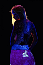 美国艺术家John Poppleton 使用无害萤光材料，将日落、山水、星夜等自然风景绘画在女性的皮肤上，将身体融入于自然题材之中，以背灯勾勒出模特儿的体态，紫外灯下，效果简直太惊艳了！