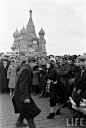 1961年俄罗斯红场，人们在跳舞庆祝太空飞行计划的成功