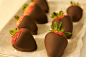 在甜点里，草莓一直是不可或缺配角，现在也让巧克力给它做一下配角？














































我是来混的~