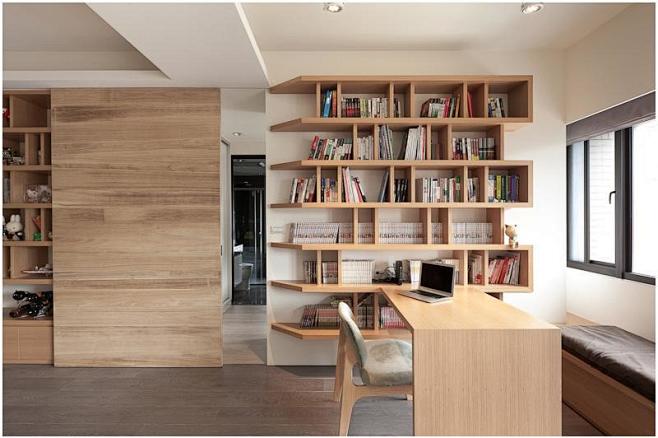 阅读空间不仅有常规书桌椅，还设计了靠窗的...