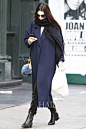 当地时间10月20日，肯达尔·詹娜 (Kendall Jenner) 身穿藏蓝色长款大衣和围巾与抱着狗狗的闺蜜Hailey Baldwin在纽约外出。
