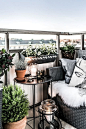 Balcon hygge pour un appartement familial (PLANETE DECO a homes world) : Si la décoration de cet appartement familial nous semble familière, et presque banale, celle de son balcon est un exemple de ce que l’on peut appliquer chez soi, pour obtenir ce fame