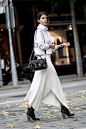 时尚博主-Adriana Gastélum，白色高领毛衣+白色针织半身裙+黑色高跟短靴+Proenza Schouler黑色单肩包
