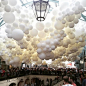 法国艺术家 Charles petillion 在伦敦心脏位置的科芬园用10万个气球组建成一朵气球云，起名为<心跳>（最后一张为GIF图）