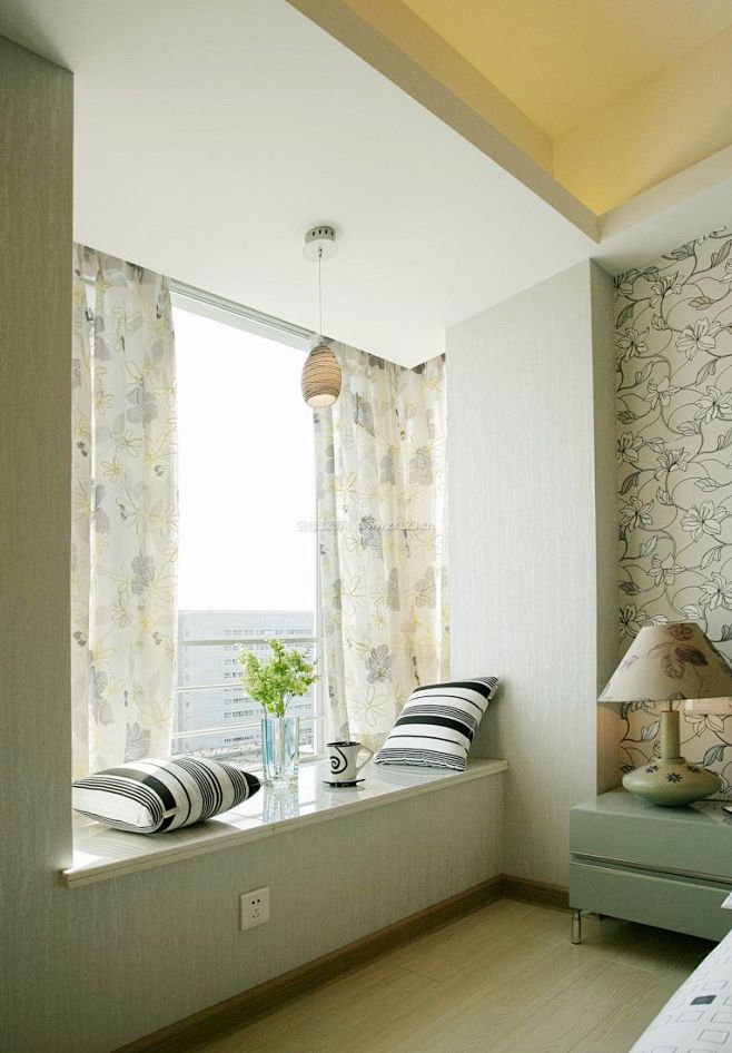 小户型简单卧室飘窗装修效果图