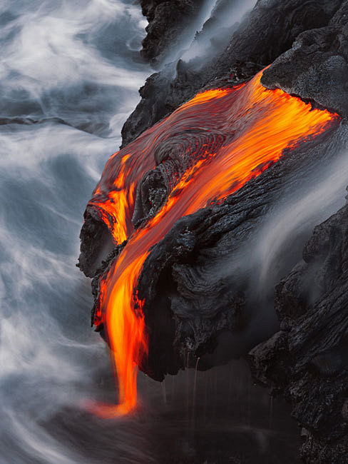 高清：疯狂摄影师“零距离接触”火山熔岩_...