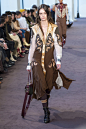 Chloé Fall 2018 Ready-to-Wear Fashion Show : The complete Chloé Fall 2018 Ready-to-Wear fashion show now on Vogue Runway.