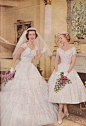 1950年代的新娘与婚纱。 ​​​​关注时尚 关注搭配 关注@MZ教你完美搭配#街拍# 怀旧 #优雅#