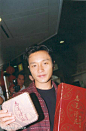 Leslie在2000年9月3日在香港时代广场义卖月饼，为志莲净苑做慈善筹款