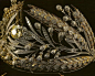 王冠上镶有39颗美丽无比的印第安椭圆钻石，其中6颗重达9克拉，5颗重达61.2克拉，8颗重达8克拉，35颗重达24.克拉，王冠中央最大的是一块重达37克拉的宝石，这是1829年俄罗斯财政部为死去的保罗一世的妻子玛丽亚费多萝芙娜皇后制造的，它在1929年被苏联政府出售