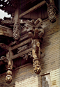 【 中国古建筑之 · 垂花门 】--- “ 垂花门是四合院中一道很讲究的门，因其檐柱不落地，垂吊在屋檐下，称为垂柱，其下有一垂珠，通常彩绘为花瓣的形式，故被称为垂花门。”