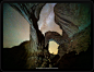 横屏放置的 iPad Pro，屏幕展示一张星空下的峡谷照片，峡谷中间站着一个人。