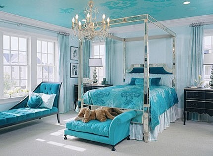蓝色的床品在白房子里更清凉。。。