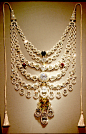 1925年，印度Patiala邦主Maha-raja 亲自将一颗234.69克拉的稀世黄钻和诸多18克拉以上的钻石交给雅克·卡地亚，委托定制其登基用的项链，卡地亚历时3年，终于将这条总重量接近1000克拉、叹为观止的Patiala项链制成，堪称印度风情珠宝中的“绝代佳作”。情迷珠宝，请关注@像花儿一样绽放的高级珠宝
