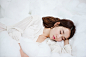躺,仰卧,斜躺着,亚洲人,生活方式_gic11127167_a woman  in white sleeping in a bed with white sheets_创意图片_Getty Images China