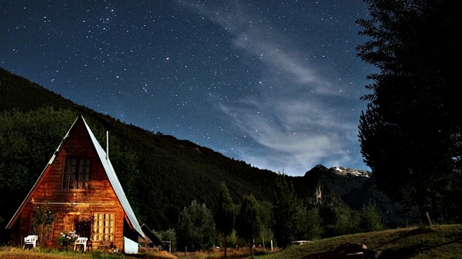 绿色智利蓝山风景自然树白色的房子棕色夜间...
