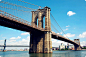     纽约布鲁克林：布鲁克林大桥
 

　　正如1982年纽约前市长郭德华（Ed Koch）在上说的那样，布鲁克林大桥无疑是纽约的标志性建筑，它象征着纽约人的天赋和活力。大桥落成于1883年，横跨纽约东河，连接着布鲁克林和曼哈顿地区。该桥是世界上首次以钢材建造的大桥，落成时甚至还被认为是继世界古代七大奇迹之后的第八大奇迹。其哥特式的尖拱、花岗岩桥塔和钢索吸引了众多的游客，每年都有12万辆汽车、3100多辆单车以及4000多名行人通过大桥。