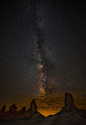天然碱尖塔和银河系在加州沙漠。