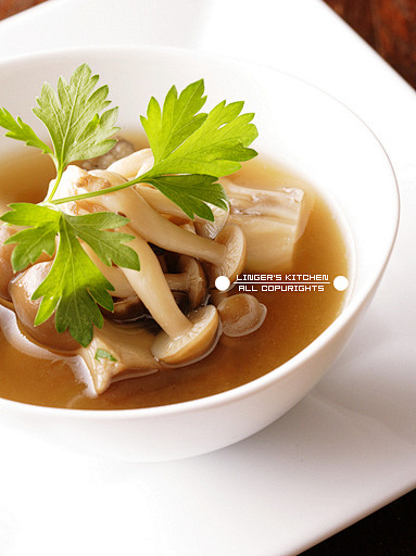 菌菇汤

材料：姬松茸4个、杏鲍菇1个、...