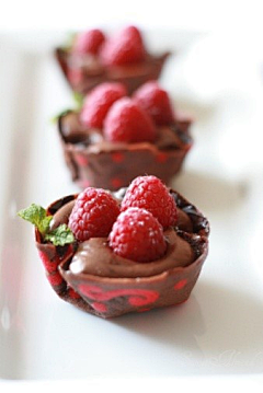 花瓣吃货采集到巧克力vs草莓是世界上最甜美的搭配