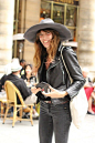 All black | Lou Doillon