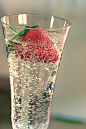 【草莓汽水】---⑴原料：凉开水、草莓各500g，白砂糖25g，柠檬酸、小苏打各3g，食用柠檬香精少许。⑵做法：1、将草莓洗净，榨取汁液。将白砂糖倒入凉开水中充分搅拌，使之完全溶解。 2、接着将草莓汁、柠檬酸、食用柠檬香精加入糖水中并且充分搅拌。 3、然后-边搅拌，-边加入小苏打稀溶液，最后密闭好再放入冰箱中镇凉即可。