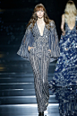 Zuhair Murad Fall Couture 2015。祖海·慕拉2015巴黎时装周秋冬高级定制发布。 就算熟悉高级定制礼服中各种亮片钉珠刺绣仙气飘飘的手段，但本季Zuhair Murad将星辰宇宙绣在了华丽裙摆上。如同天色变换，从红色到青紫、白昼到黑夜，美得包罗万象、无比精妙。