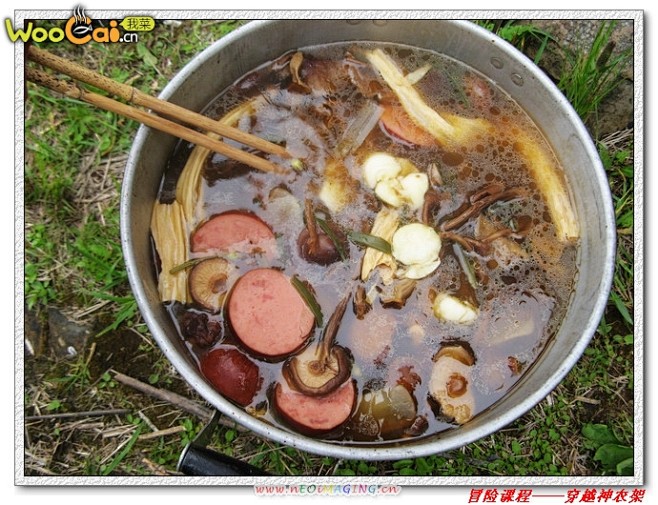 干茶树菇、干腐竹、干冬菇炖火腿熏肠的做法...