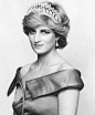 戴安娜（Diana Spencer）王妃1961年7月1日出生于英国诺福克，是爱德华斯宾塞伯爵的小女儿，1981年7月29日与威尔士亲王查理斯结婚。她是查尔斯的第一任妻子，亦是威廉王子和哈里王子的亲生母亲。1987年6月，戴安娜将她所拍卖的79件服装所得350万英镑，全部捐给慈善事业。她的品行深深地感动了普通人，尤其是苦难之中的人们。1996年8月28日解除婚约，戴安娜获准保留“威尔士王妃”的头衔。1997年8月31日因车祸死于法国巴黎，车祸发生时开车的司机保罗确属酒后超速驾驶，车上的人也未系安全带。