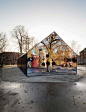 来自丹麦哥本哈根的中央公园，原本是一幢备受涂鸦困扰的房屋，但经过MLRP事务所的设计改造 ，它转换成了一个主动邀请游客与之互动的建筑。设计师在屋子两端的山形墙和门背后装置了一些独特的不锈钢镜面，用以反映并给予人们一个独特和全新的视角观察园内的景观与活动。