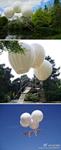 #设计家汇创意#法国装置艺术家olivier grossetête的作品“pont de singe”构想出一个梦幻般的超现实主义情景——一座由三个氦气球吊起的浮桥，这座轻如鹅毛的桥稳稳的漂浮在英国tatton's japanese garden的湖上。