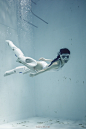 摄影大师古贺学的水中绝对领域新写真集《水中过膝袜PLUS》10月20日发售