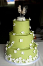 婚礼蛋糕婚礼潮流婚品婚礼蛋糕甜美至极，但不是婚礼蛋糕都要粉色系的哦，绿色系的婚礼蛋糕也非常受欢迎！尤其是户外婚礼，一定要 - 爱乐活 - 品质生活消费指南
