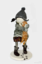 来自俄罗斯莫斯科（Moscow Russia）的艺术家手工玩偶制作者Irina Andreeva（Ирина Андреева）的羊毛毡玩偶作品，让人眼前一亮的作品，细节丰富。

Irina Andreeva除了手工外，还是雕塑家，以及玩具设计师，大概是因为懂雕塑以及玩具设计的关系，所以她的玩偶，在细节 色彩 轮廓各方面都十分的到位。

Irina Andreeva在2011年还曾经在郊区的公寓里，用羊毛毡做了一个展览，包括真人大小的钢琴 橱柜 怀孕的猫和小奶牛，创建了一个超现实主义的感觉，但又很温暖和安