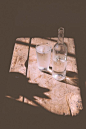 一杯冰水给这个夏天来点清凉，光线和沧桑的木板是照片里的点睛之处